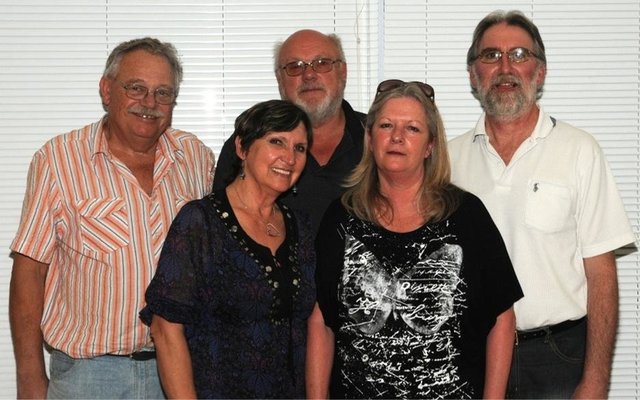 Gansbaai Fotografieklub se 2015-Bestuurslede, met voor vlnr Jane Bailey en Veronica du Plessis. Agter vlnr is Clive Bailey, Riaan Jacobs en Marc du Plessis.